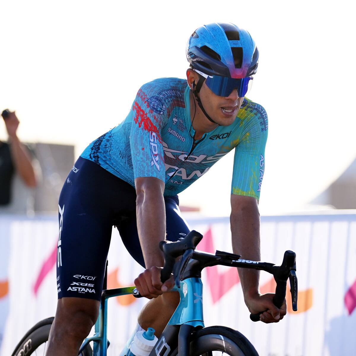 Harold Tejada brilla en la tercera etapa del UAE Tour y se mete al podio de la general