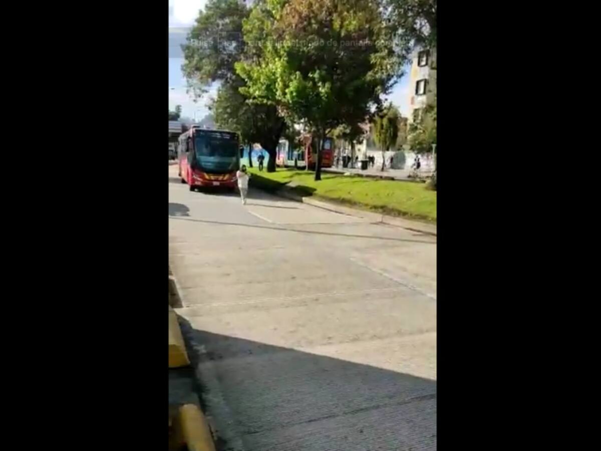 ¿Valiente? Así califican a mujer que se manifestó en TransMilenio
