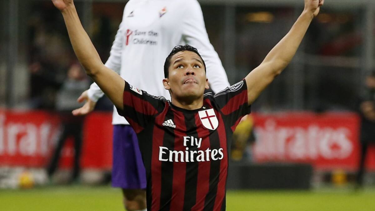 Carlos Bacca anotó un gol en el triunfo 2-0 del Milán sobre la Fiorentina