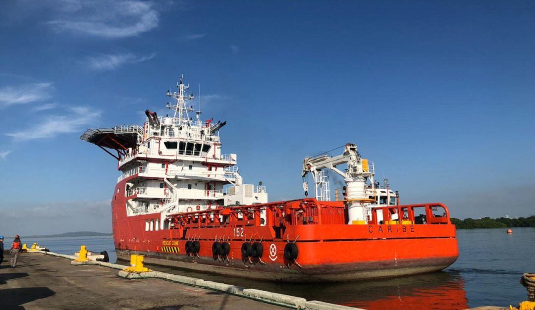 La embarcación completa 524 toneladas de ayudas entre material de construcción, agua potable, casas prefabricadas, entre otros