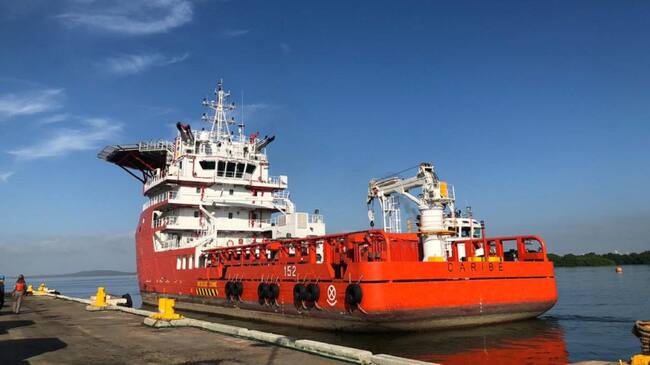 La embarcación completa 524 toneladas de ayudas entre material de construcción, agua potable, casas prefabricadas, entre otros