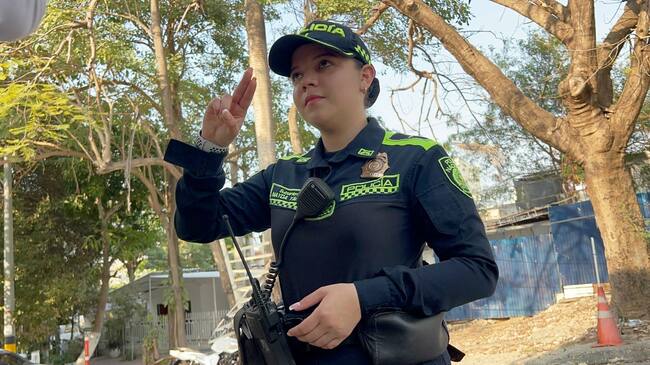 Mujer polivalente: a través de señas lleva seguridad a las calles de Cartagena