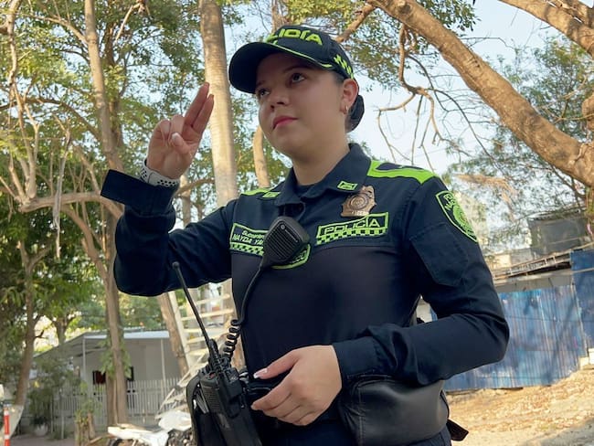 Mujer polivalente: a través de señas lleva seguridad a las calles de Cartagena