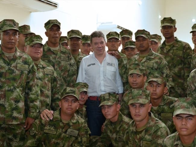 Beneficios del proceso de paz se aplicarán a la Fuerza Pública: Santos