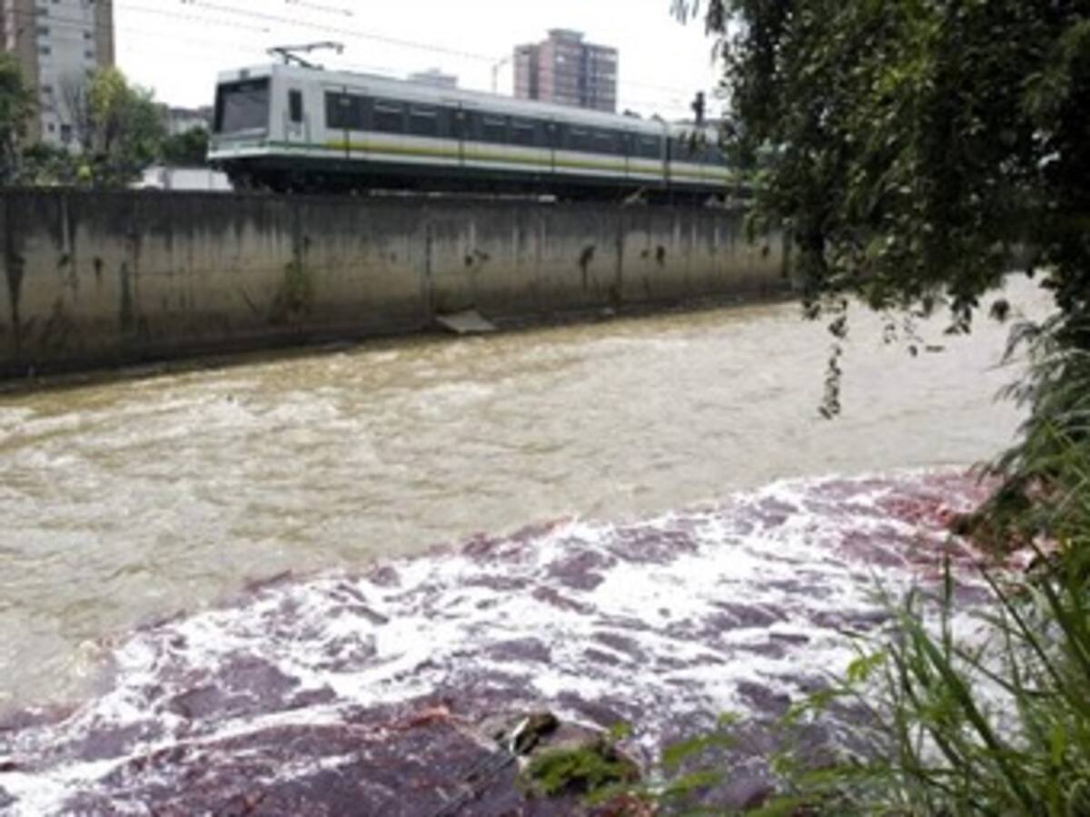 Sanción y multa contra empresa que manchó el río Medellín