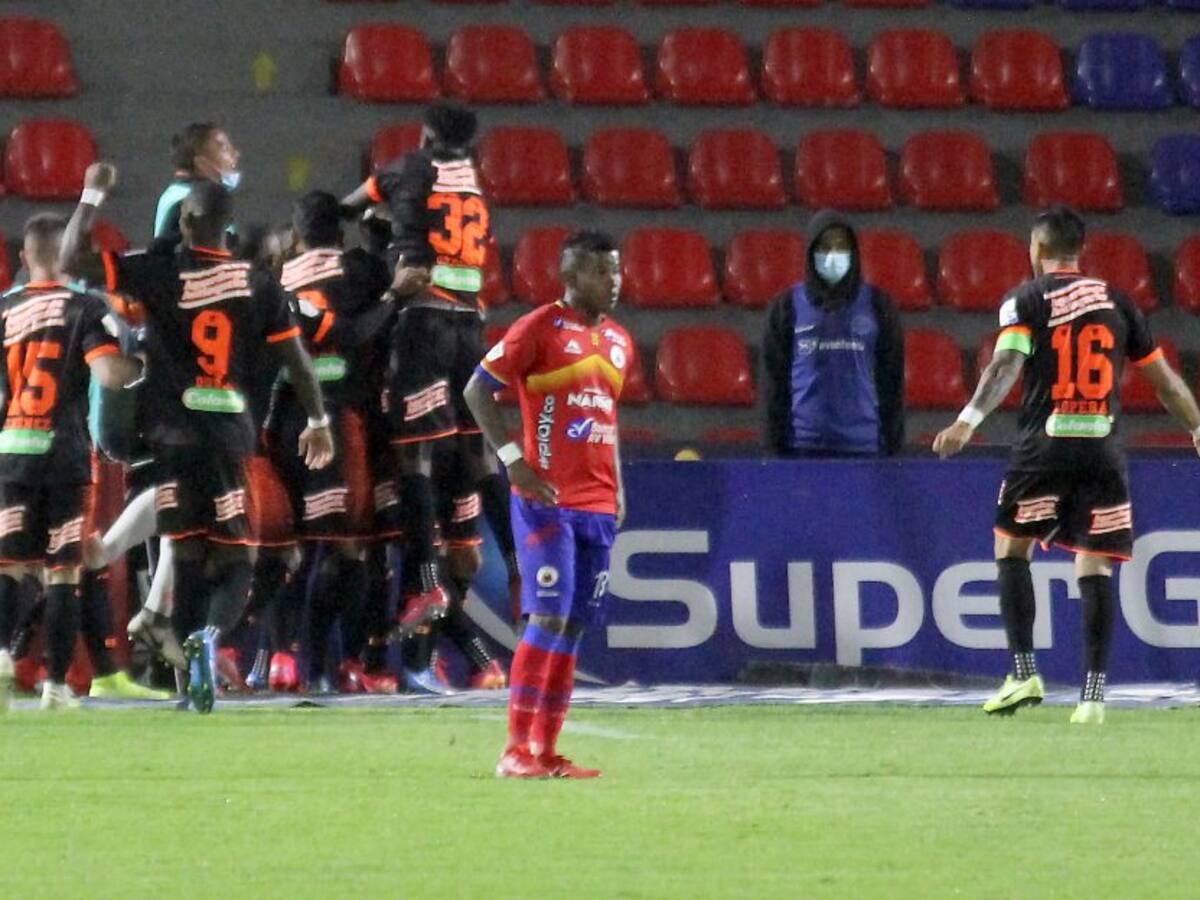 Dos 'bombazos' de Hernández le dan al Envigado el triunfo ante el Pasto