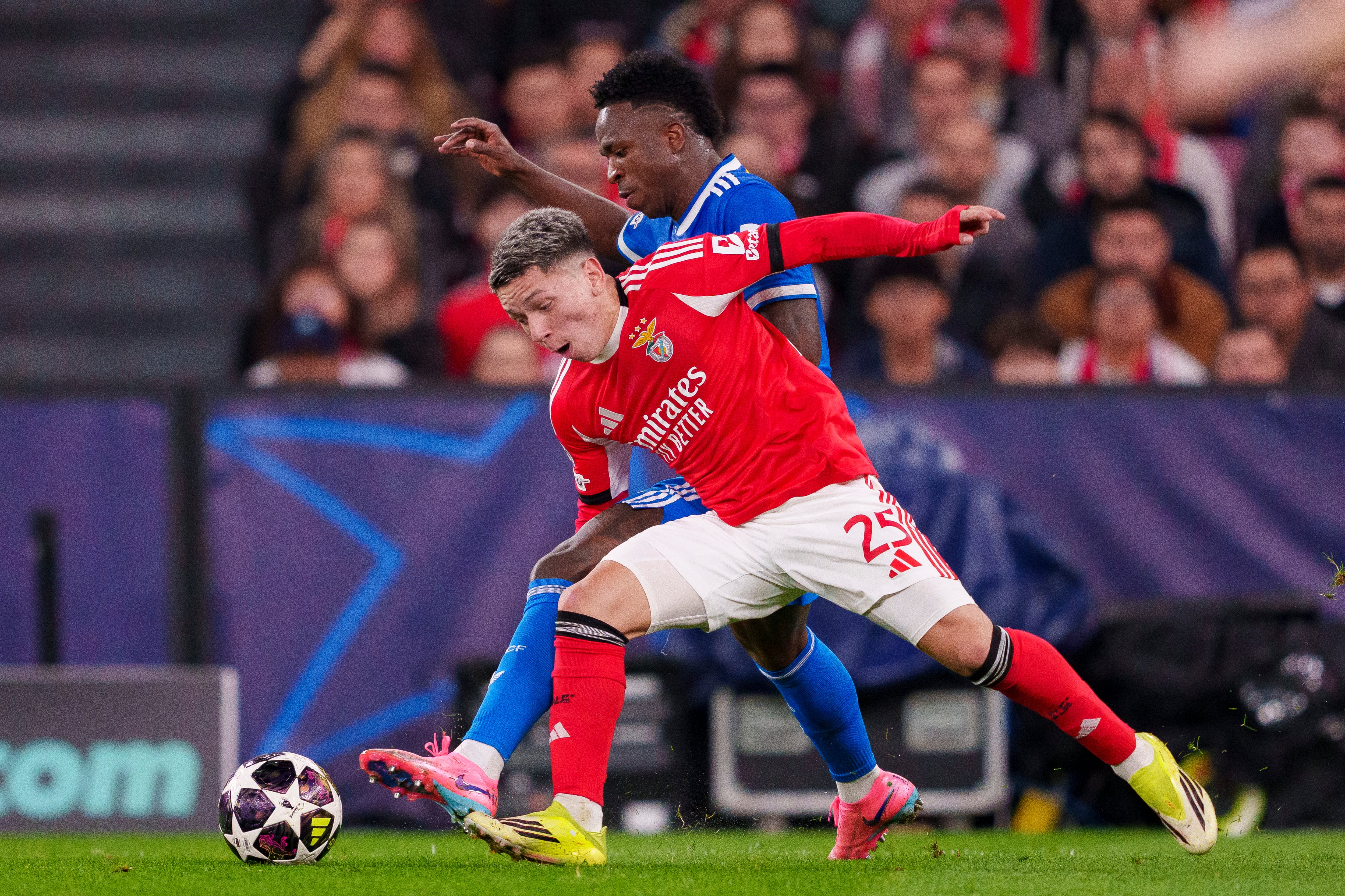 LISBON, PORTUGAL - FEBRUARY 17: Gianluca Prestianni of SL Benfica fights for the ball with Vinicius Junior of Real Madrid CF during the UEFA Champions League 2025/26 Play-offs First Leg match between SL Benfica and Real Madrid CF at Estádio da Luz on February 17, 2026 in Lisbon, Portugal. (Photo by Pedro Loureiro/Eurasia Sport Images/Getty Images)