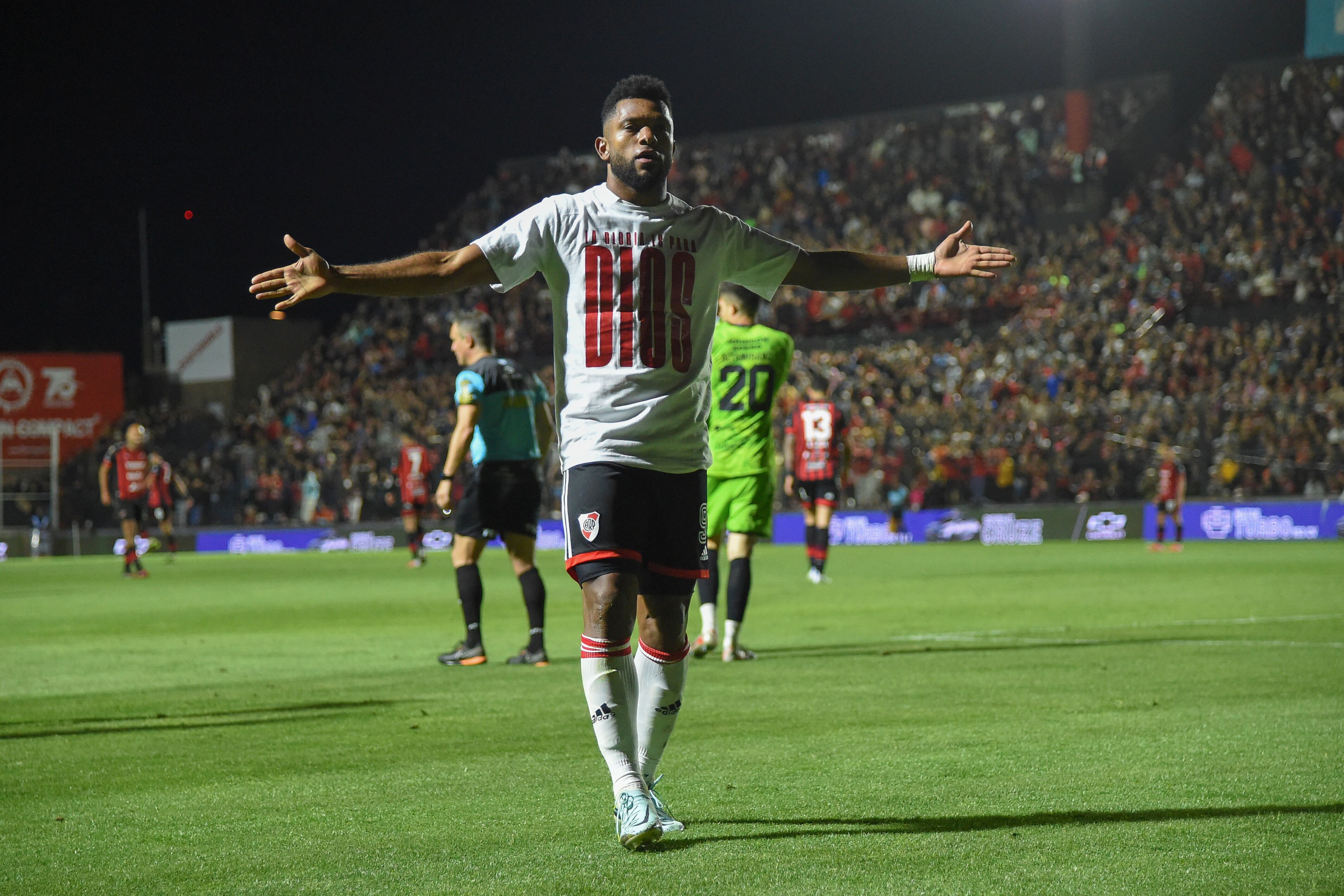 PARANA, ARGENTINA - OCTOBER 09: Miguel Borja of River Plate celebrates after scoring the first goal of his team during a match between Patronato and River Plate as part of Liga Profesional 2022 at Presbítero Bartolomé Grella Stadium on October 9, 2022 in Parana, Argentina. (Photo by Luciano Bisbal/Getty Images)
