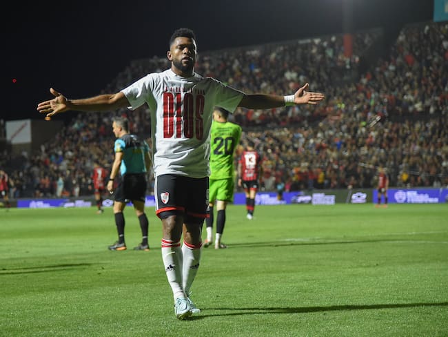 PARANA, ARGENTINA - OCTOBER 09: Miguel Borja of River Plate celebrates after scoring the first goal of his team during a match between Patronato and River Plate as part of Liga Profesional 2022 at Presbítero Bartolomé Grella Stadium on October 9, 2022 in Parana, Argentina. (Photo by Luciano Bisbal/Getty Images)