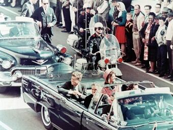 John F. Kennedy y Jacqueline Kennedy, en Dallas en 1963, momentos antes de que el presidente fuese asesinado. Foto: EFE.