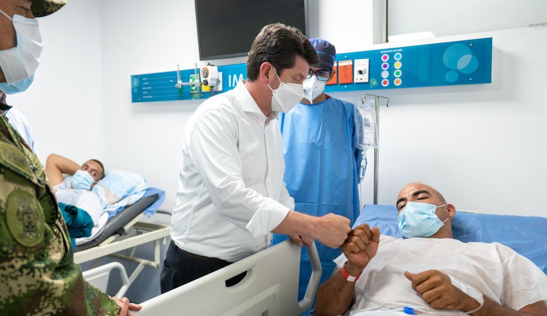 El ministro de Defensa, Diego Molano, visitó a los siete militares que sobrevivieron al ataque del Clan del Golfo en Córdoba.