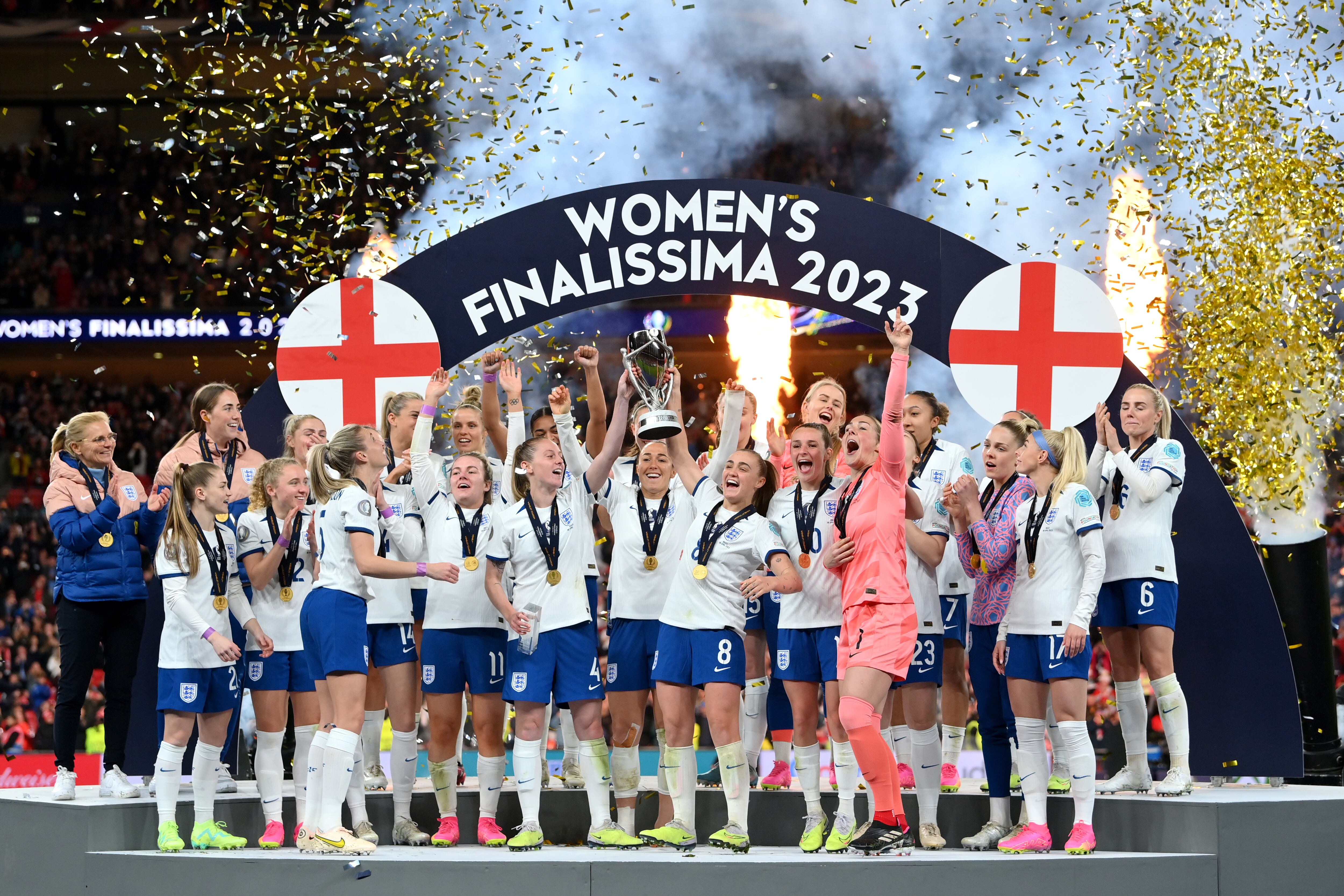 LONDRES, INGLATERRA - 6 DE ABRIL: Keira Walsh y Georgia Stanway de Inglaterra levantan el trofeo Finalissima femenino después de la victoria del equipo durante el partido Finalissima femenino 2023 entre Inglaterra y Brasil en el estadio de Wembley el 6 de abril de 2023 en Londres, Inglaterra. (Foto de Justin Setterfield/Getty Images)