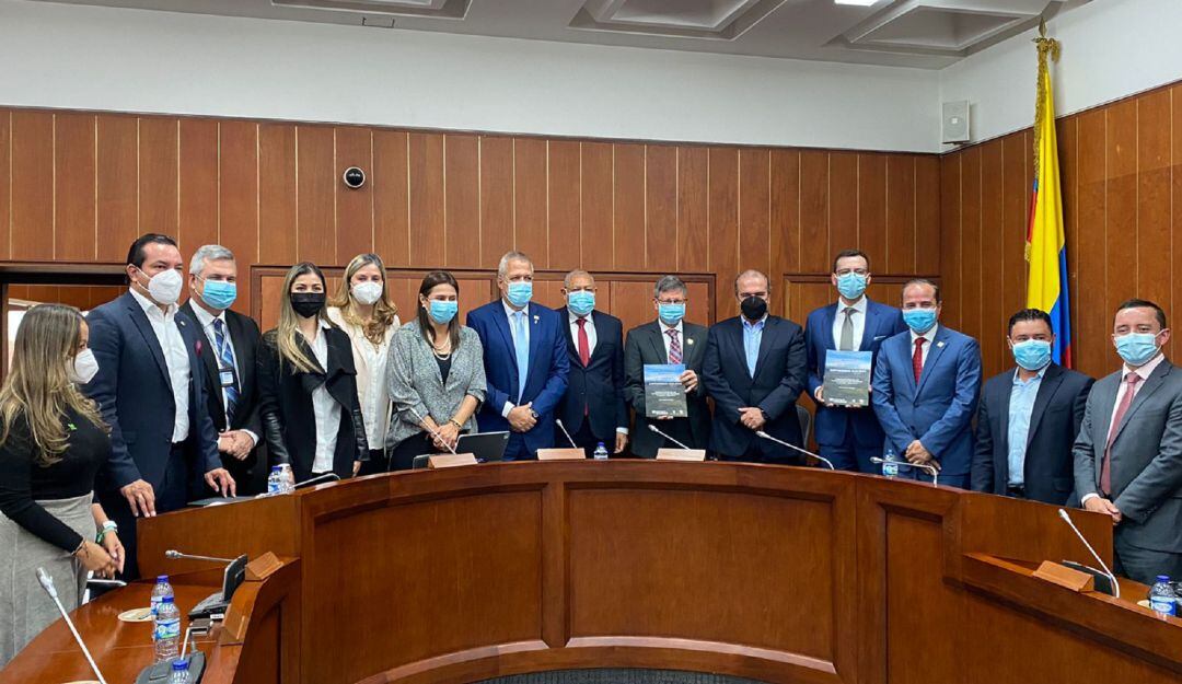 Gobernadores de Caldas y Antioquia presentan la RAP del Agua y la Montaña al Senado.