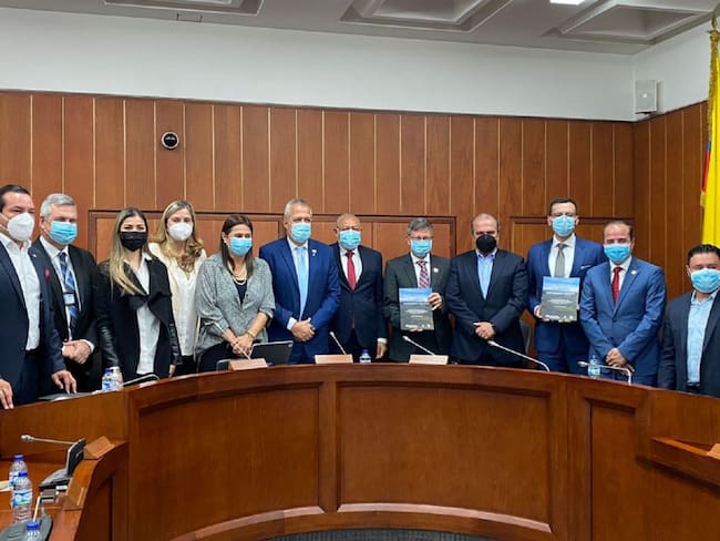 Gobernadores de Caldas y Antioquia presentan la RAP del Agua y la Montaña al Senado.