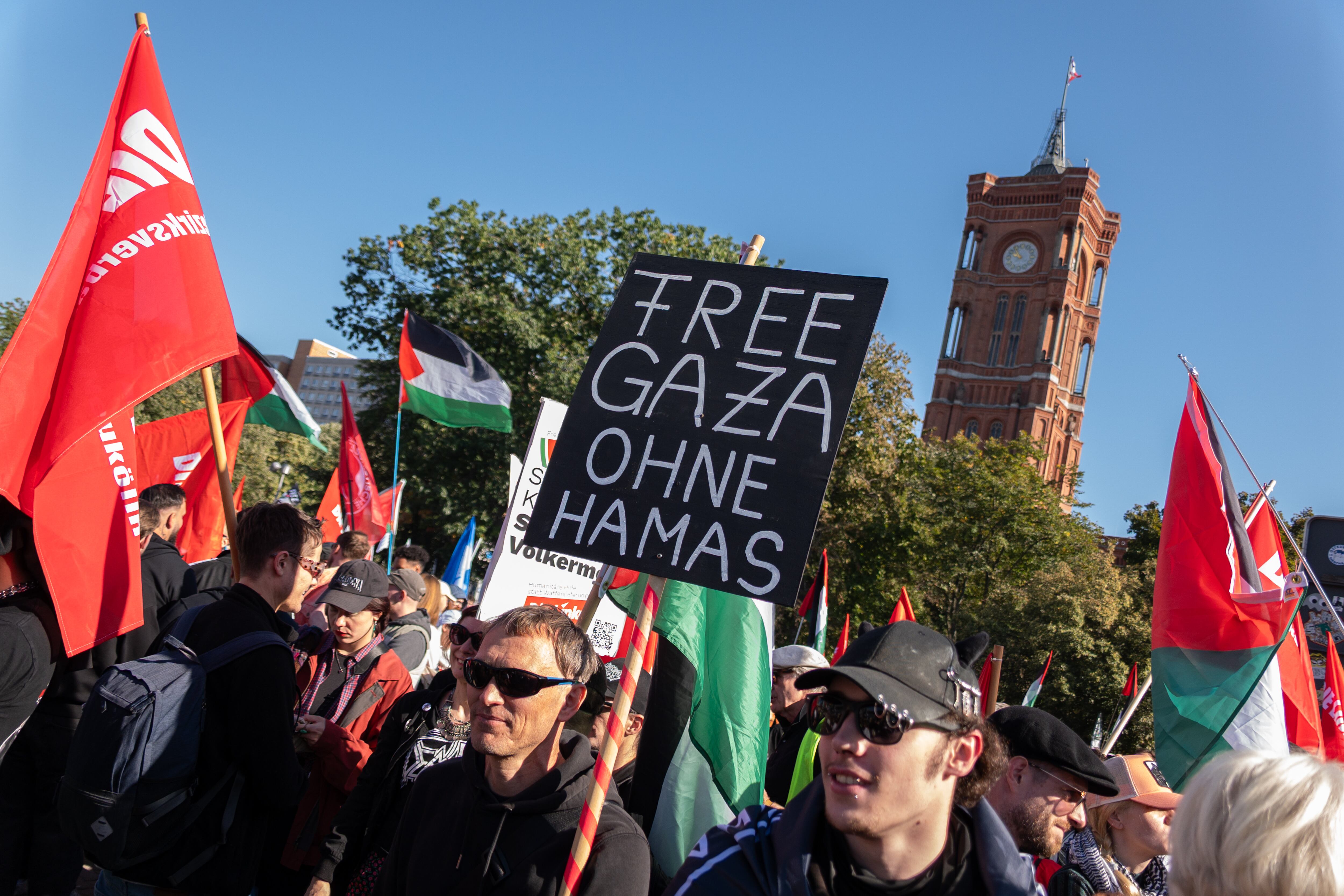La policía aseguró que buena parte de la manifestación en Berlín (Alemania) fue pacífica, sin embargo, también hubo algunas detenciones por “delitos menores”.
(Foto: Emmanuele Contini/NurPhoto via Getty Images)