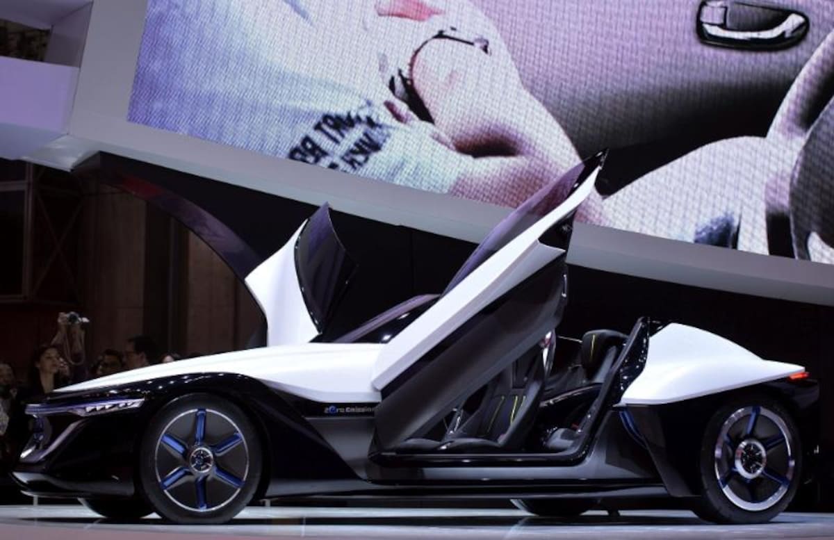 Vista del Nissan Blade Glider expuesto en el 43º Salón del Automóvil de Tokio (Japón)