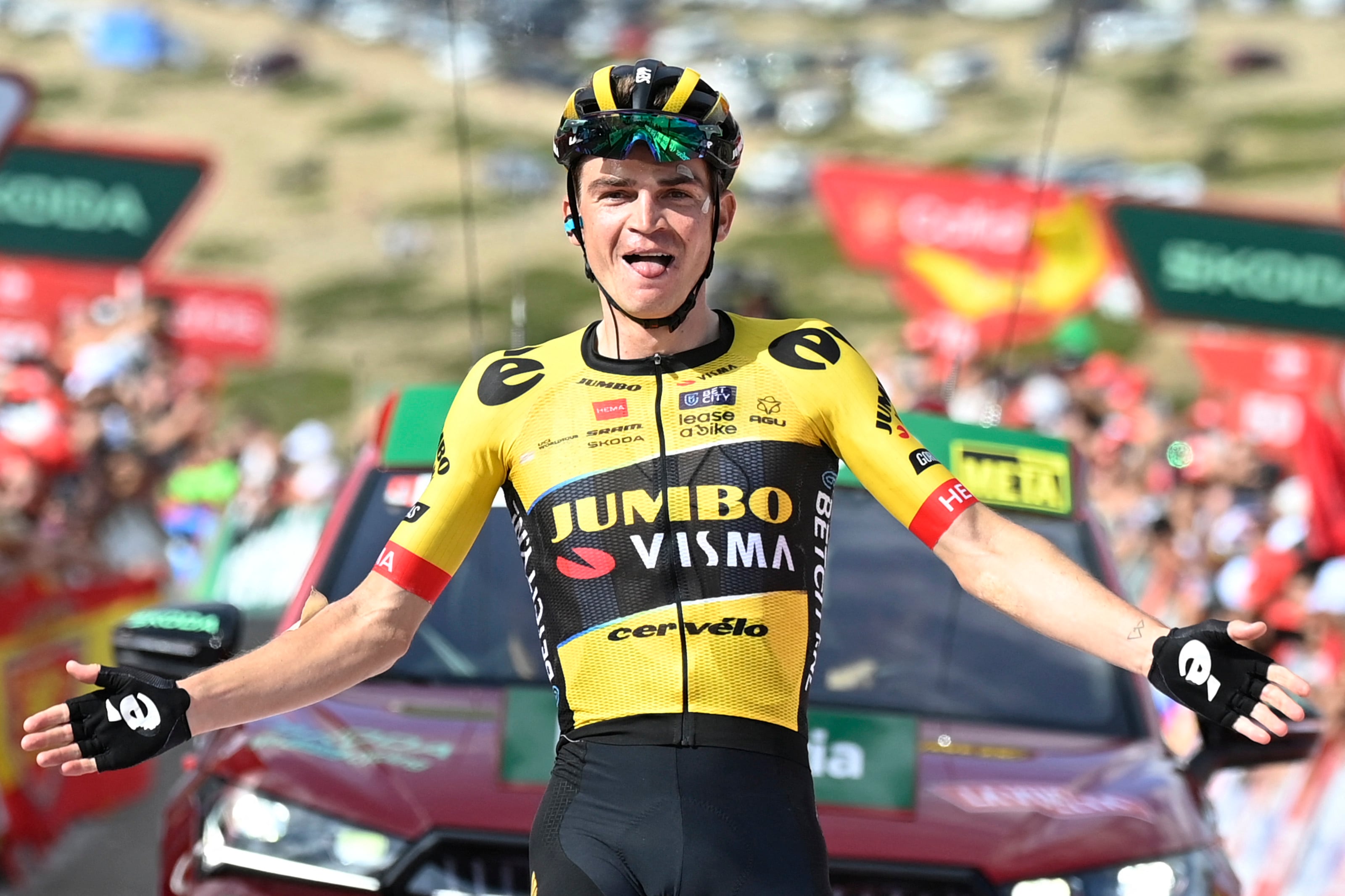Sepp Kuss celebra la victoria en la sexta etapa de la Vuelta a España. (Photo by JOSE JORDAN/AFP via Getty Images)