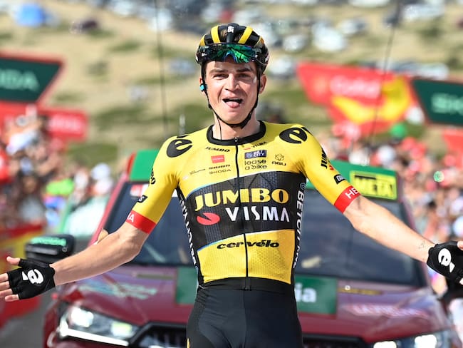Sepp Kuss celebra la victoria en la sexta etapa de la Vuelta a España. (Photo by JOSE JORDAN/AFP via Getty Images)