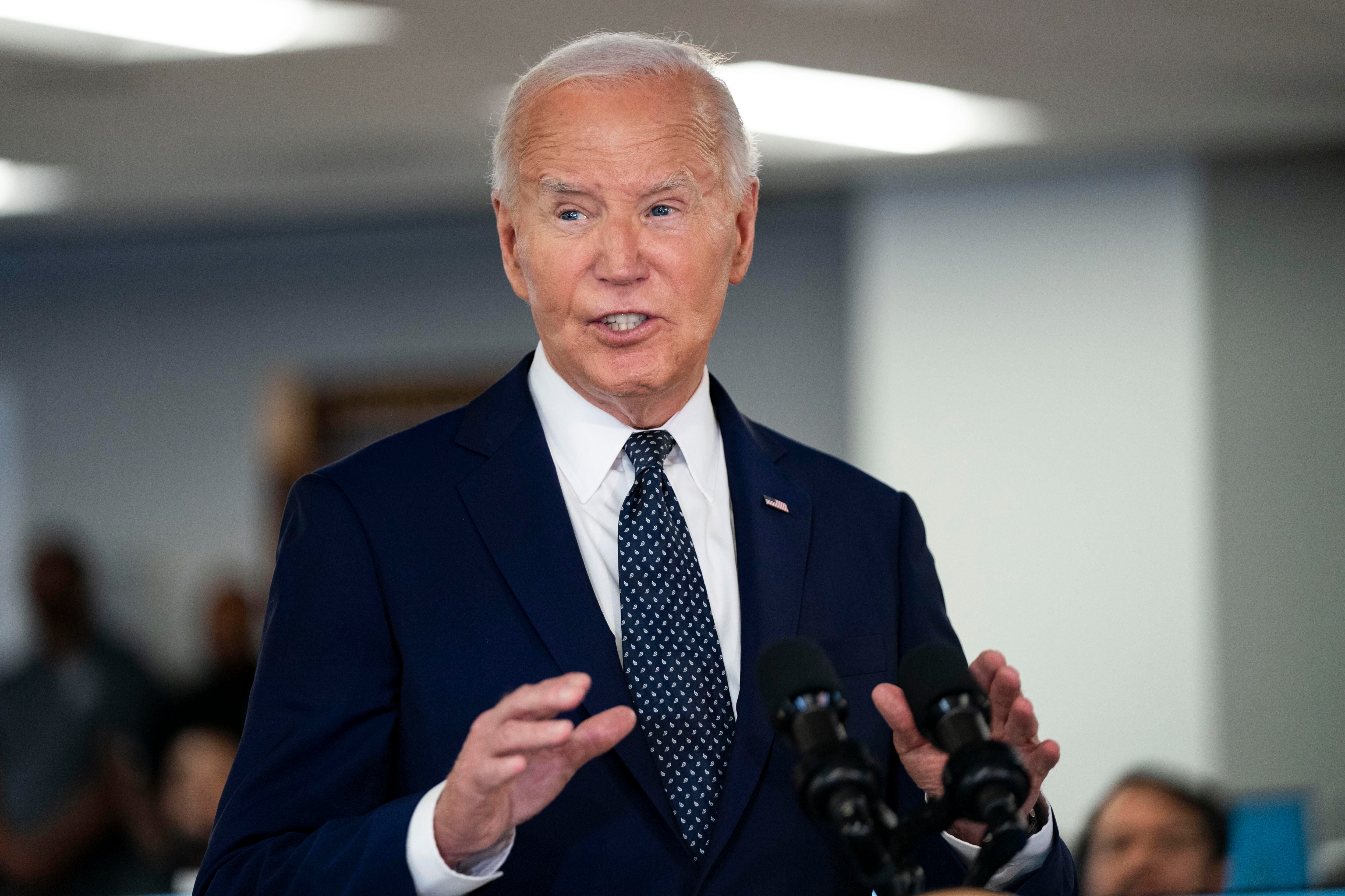 Washington (United States), 02/07/2024.- US President Joe Biden delivers remarks after receiving an operational briefing on extreme weather at the D.C. Emergency Operations Center in Washington, DC, USA, 02 July 2024. EFE/EPA/BONNIE CASH / POOL