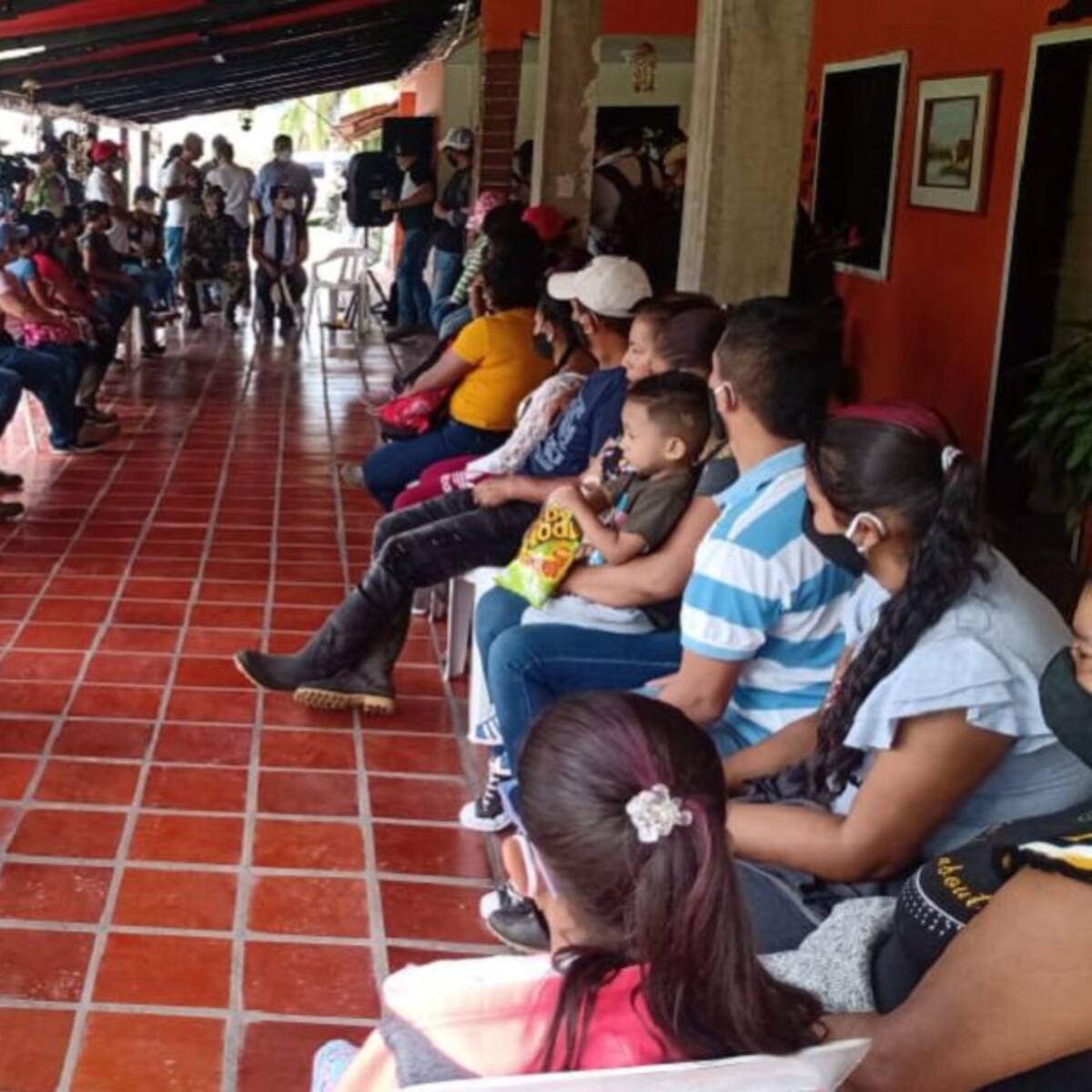 Familias de los mineros son atendidas por las administraciones