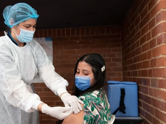 La médica Eliana Silva, de 26 años, fue vacunada en Bogotá. 