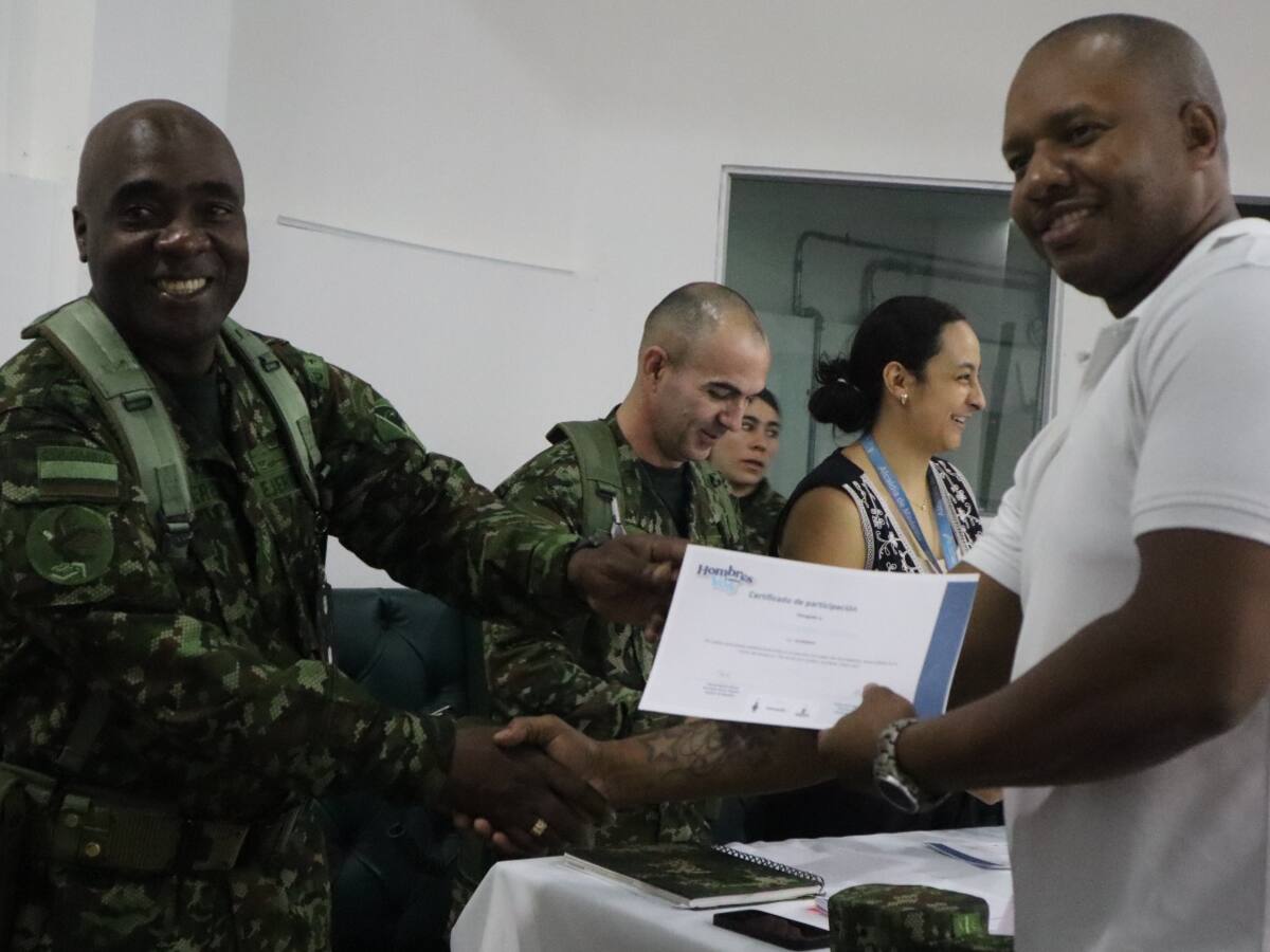 “Hombres que cuidan”: el programa que sensibilizó a 5.000 hombres llega al Ejército en Medellín
