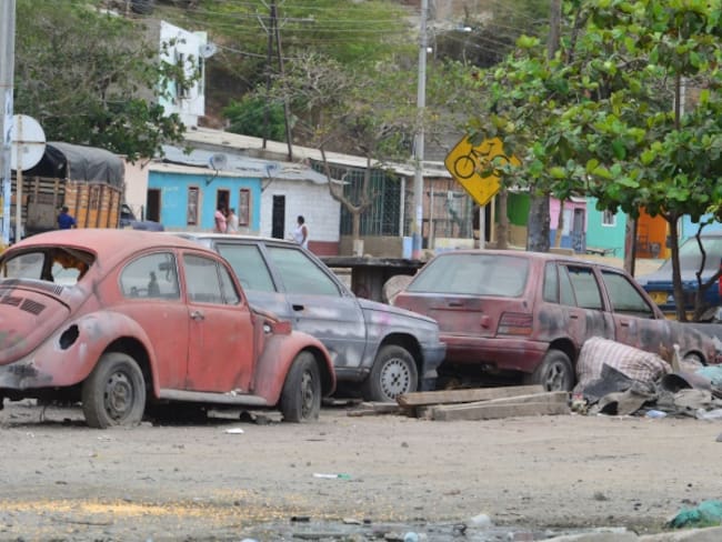 Retiran vehículos abandonados en espacio público de Santa Marta