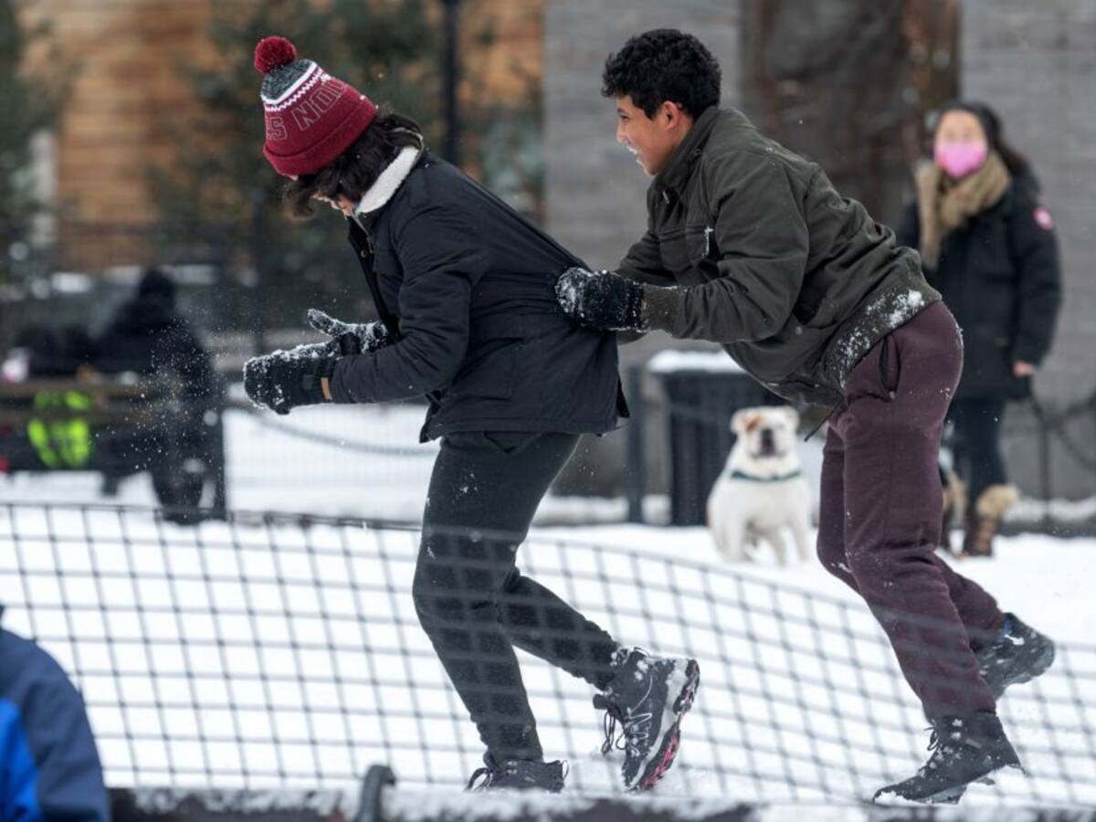 Pfizer ya hace estudios de su vacuna en menores de 15 años y embarazadas