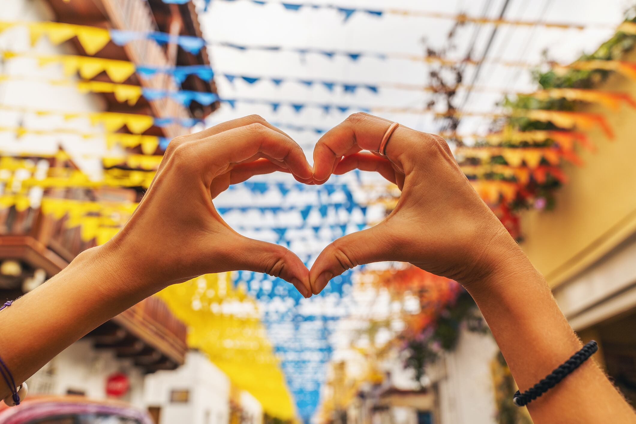 Mujer joven en una fiesta de pueblo en Colombia (Getty Images)