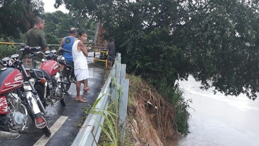 El aumento del caudal del río Tibú ha generado alerta por la afectación a las bases de la infraestructura de un puente. Foto: Cortesía Tibuyanos