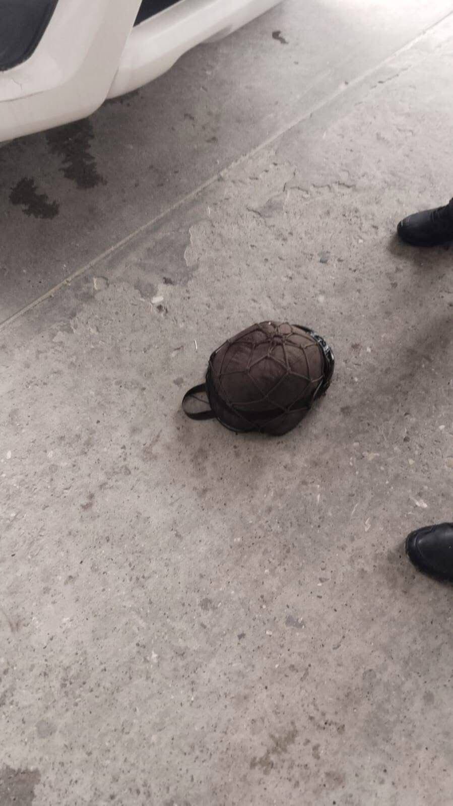 Casco del policía asesinado en Saravena, Arauca.