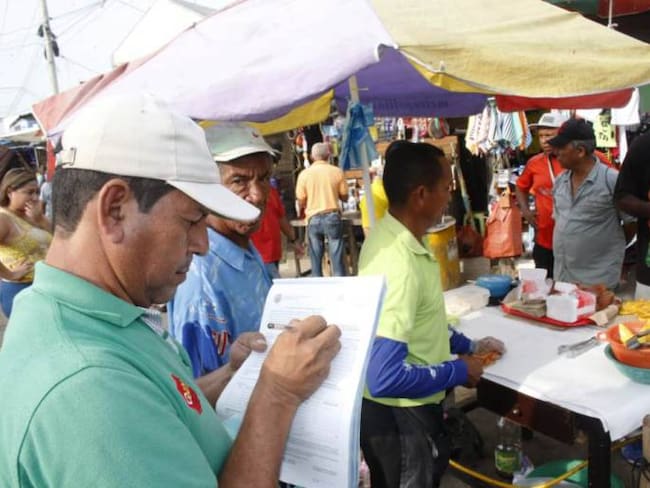 Informales insisten en ocupar espacio publico en el mercado de Cartagena