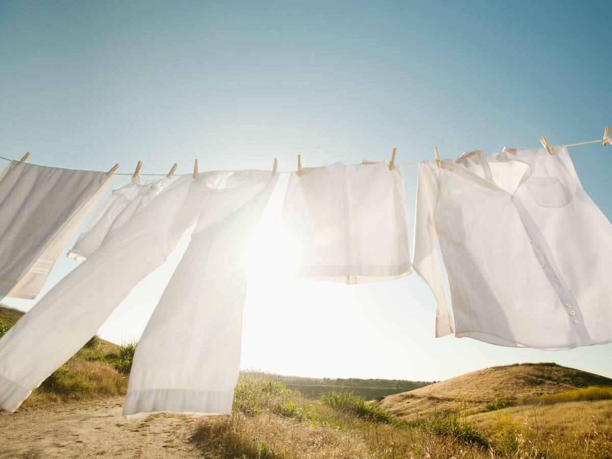 Tres trucos para quitar definitivamente las manchas amarillas de la ropa blanca
