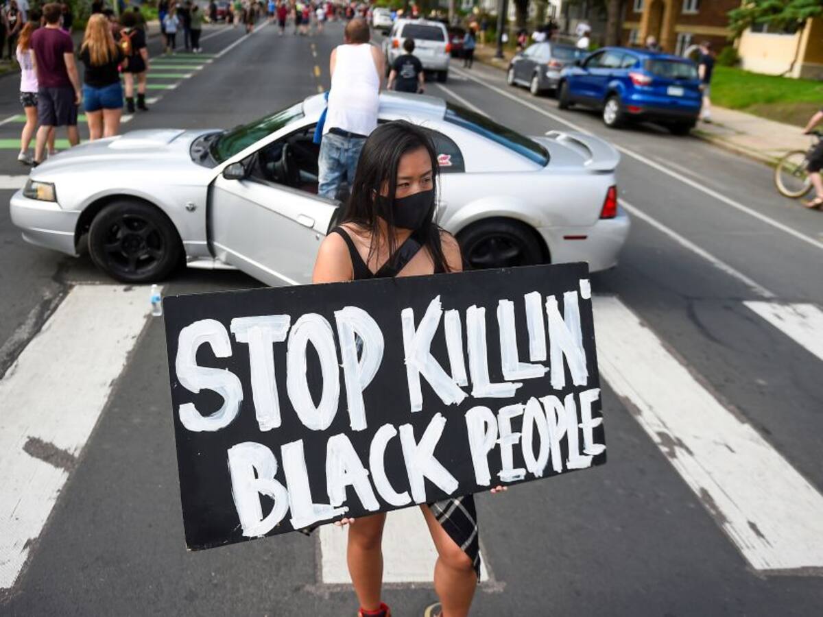 Muerte de ciudadano negro durante su arresto provoca indignación en EE.UU.