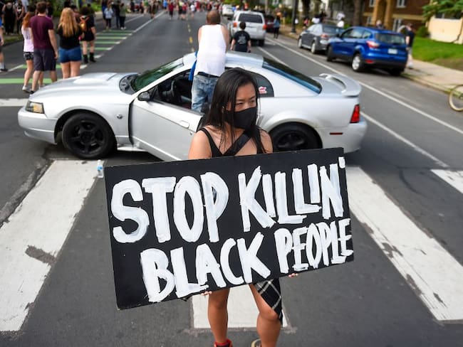 Muerte de ciudadano negro durante su arresto provoca indignación en EE.UU.