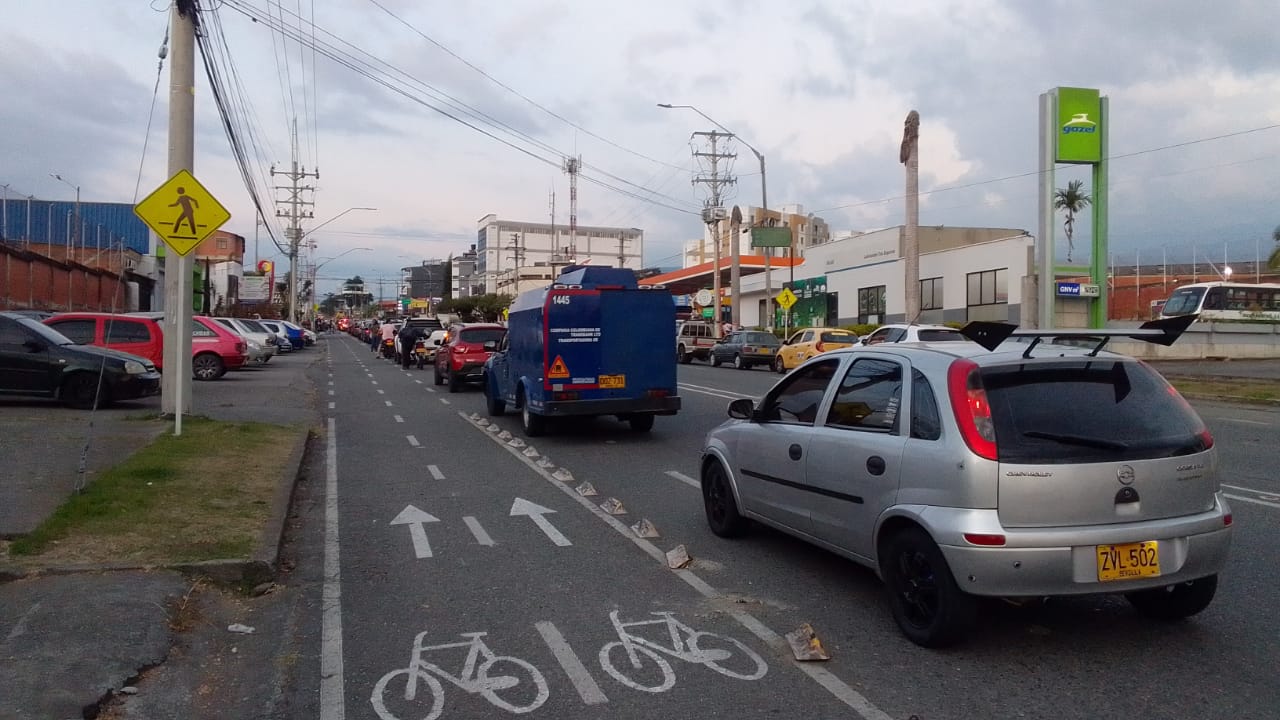 Filas en estaciones de gasolina en Armenia- Cortesía Jhon Hidalgo