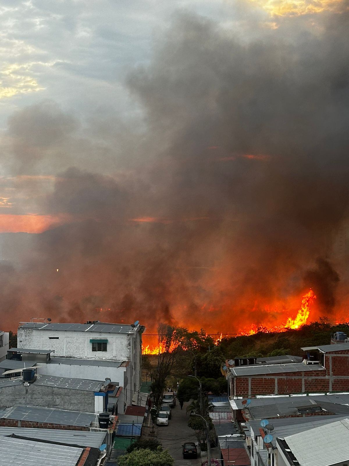 Se salieron de control, los generados por las manos del hombre. Foto Bomberos Oficiales.