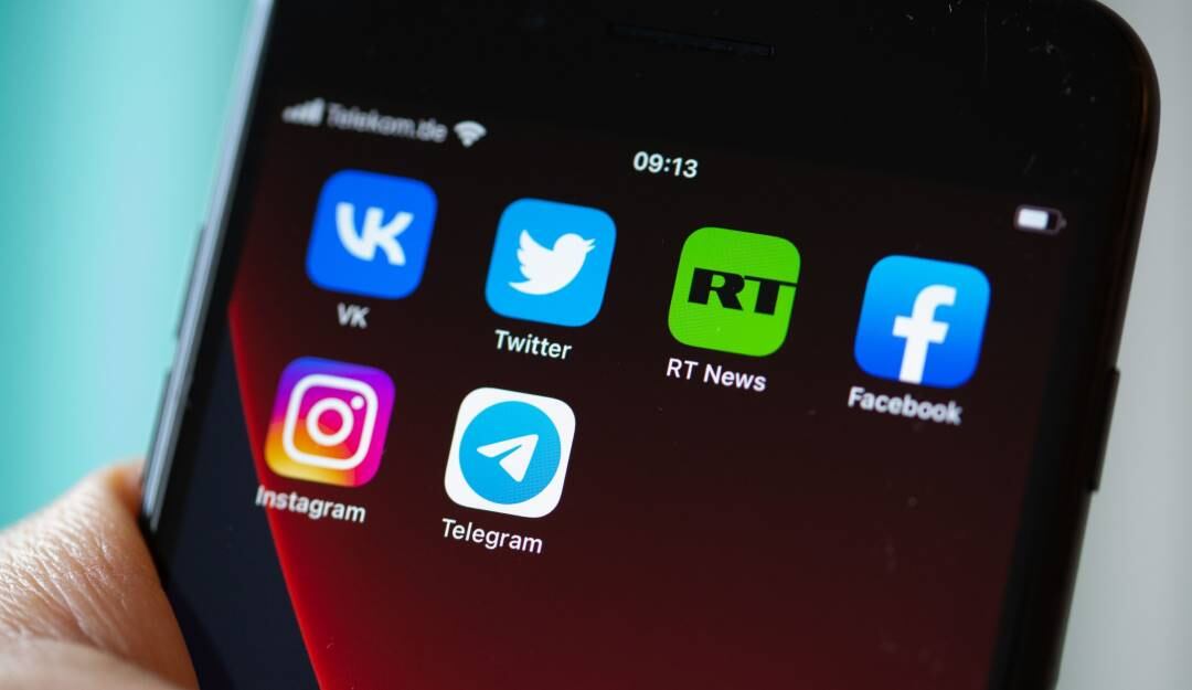 Redes sociales bloqueadas en Rusia y canales bloqueados en Occidente. Foto: Getty