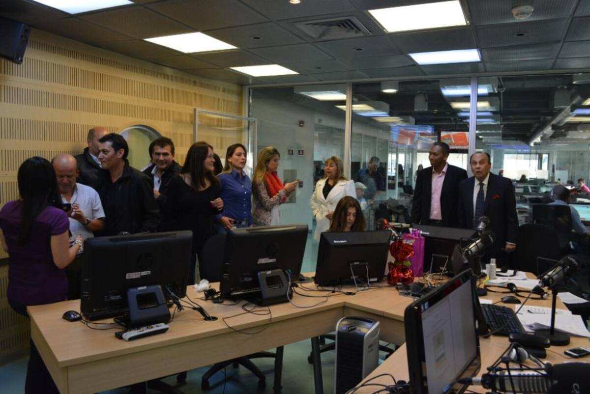 Tras dos décadas de estar inundando de humor a los colombianos, el admirado periodista se retira de La Luciérnaga, vea como desarrolla su último programa.