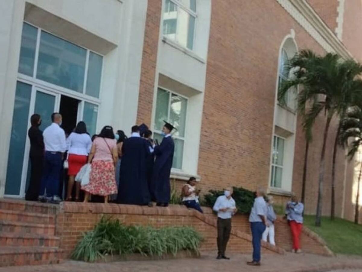 Jóvenes no entraron a ceremonia de grado por no tener segunda dosis