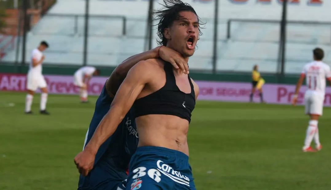 Flabián Londoño festeja su primer gol como profesional / @ArsenalOficial