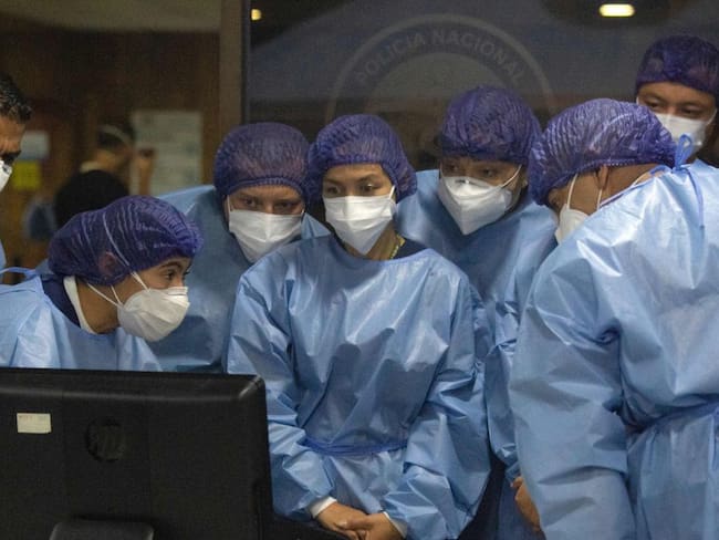 Médicos colombianos a la espera de recibir una dosis de la vacuna de Pfizer y Biontech en Bogotá. 