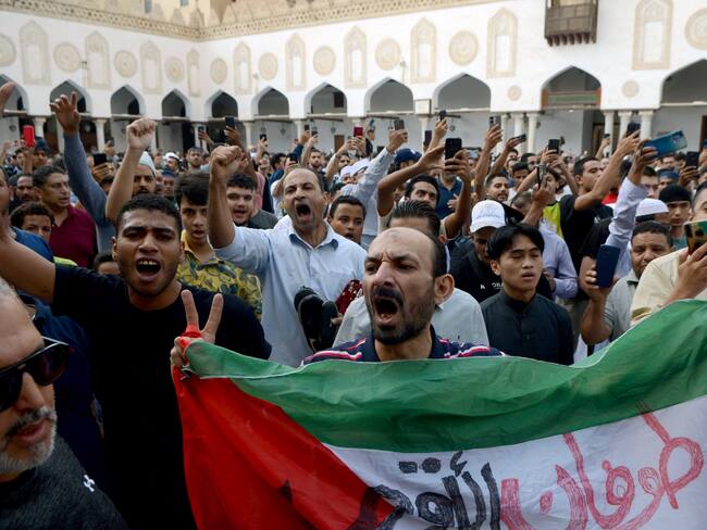 Cairo (Egypt), 13/10/2023.- A protester holds a Palestinian flag as others shout slogans during a protest after Friday prayers at Azhar mosque, in Cairo, Egypt, 13 October 2023. Thousands of Israelis and Palestinians have died since the militant group Hamas launched an unprecedented attack on Israel from the Gaza Strip on 07 October 2023, leading to Israeli retaliation strikes on the Palestinian enclave. (Protestas, Egipto) EFE/EPA/STR