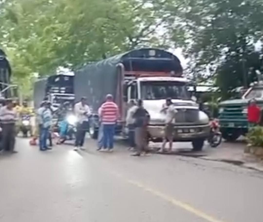 Camiones recolectores permanecen bloqueados en el acceso al relleno sanitario Los Ángeles, situación que podría generar retrasos en la recolección de basuras en Neiva.