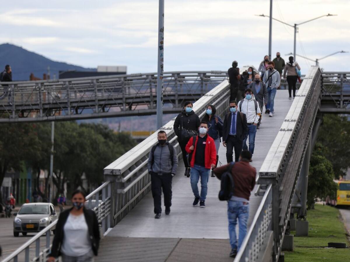 Mujer se cayó de un puente peatonal de Transmilenio porque se robaron las láminas