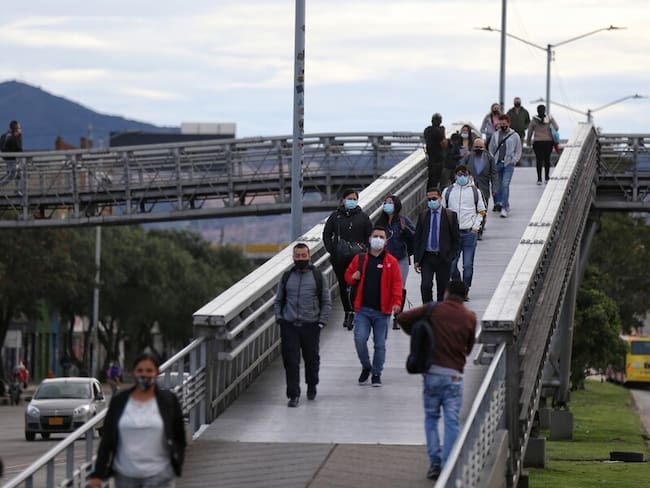 Mujer se cayó de un puente peatonal de Transmilenio porque se robaron las láminas