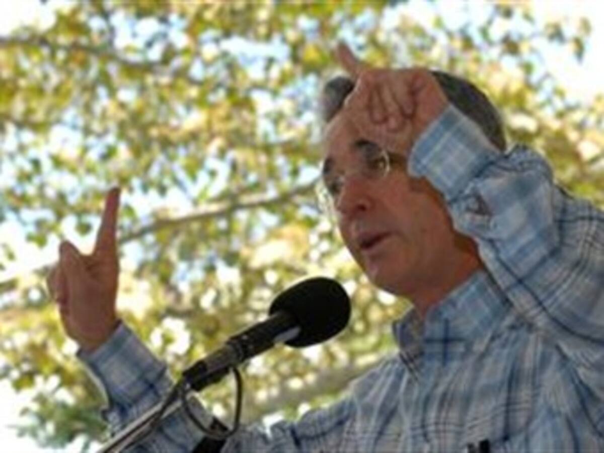 Uribe insiste en su propuesta de que las Farc cesen la violencia en 4 meses