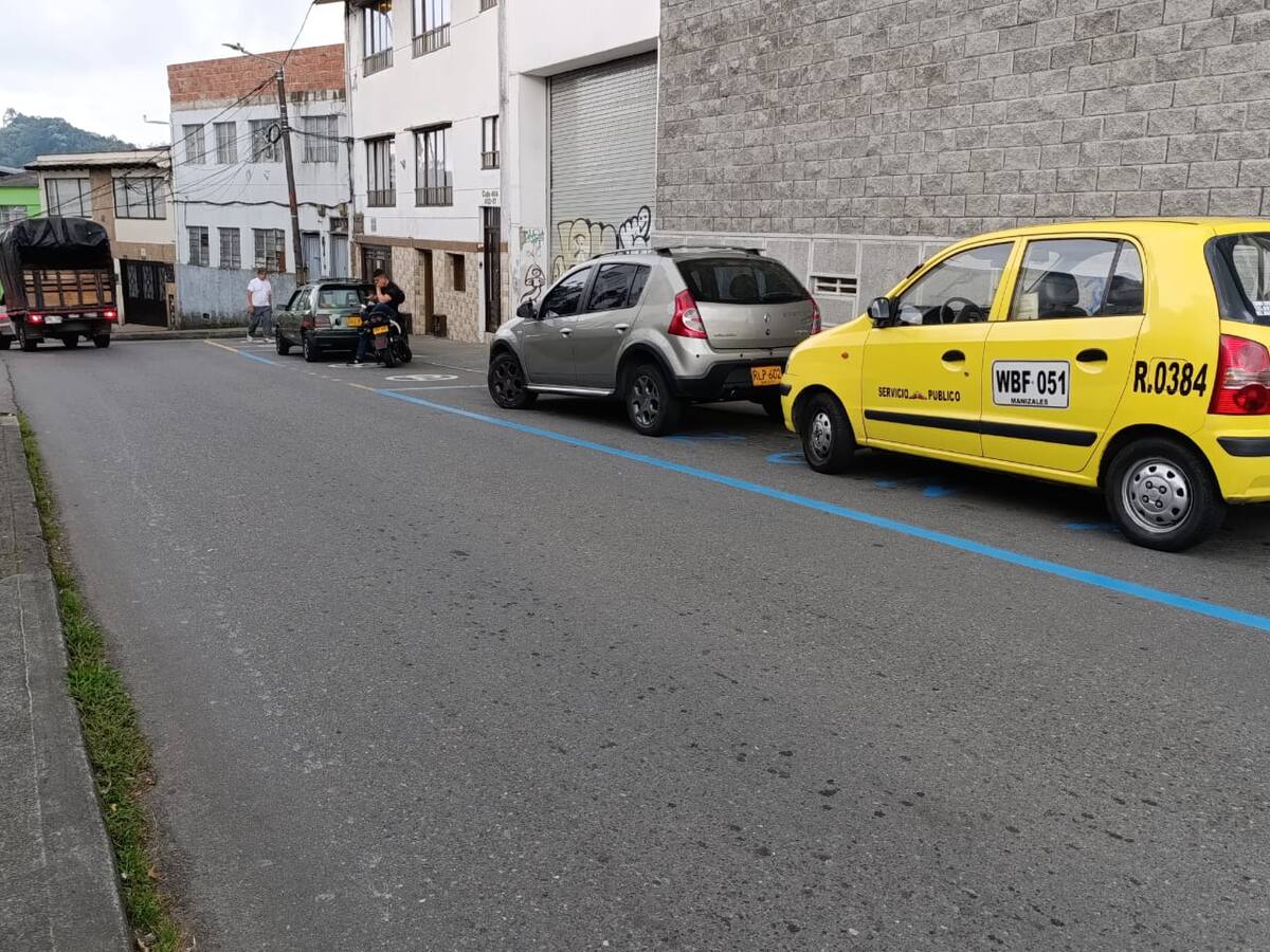 Caso de intolerancia en una zona azul en Manizales, un conductor atropelló a una operaria
