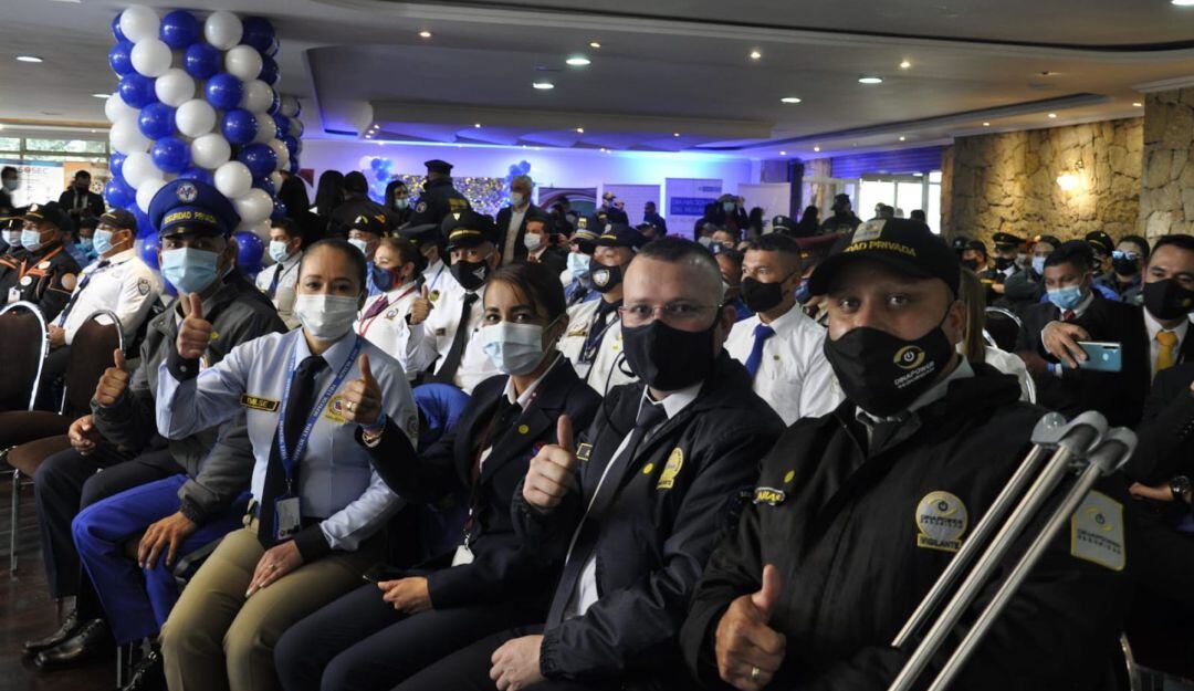 Toda empresa de ahora en adelante tendrá que garantizarle anualmente un seguro de vida a los guardas de seguridad. 