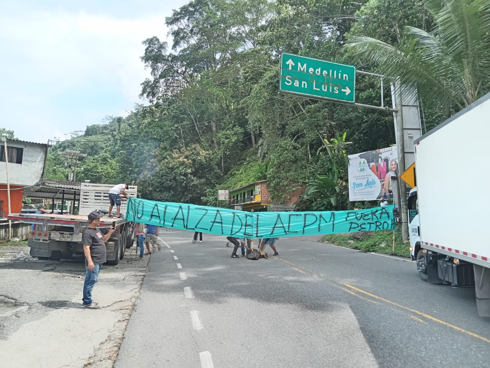 Bloqueo vía Medellín- Bogotá en San luis- foto cortesía